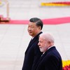 O presidente Lula é recebido pelo líder chinês, Xi Jinping, na chegada ao Grande Salão do Povo, em Pequim - Ken Ishii / POOL / AFP