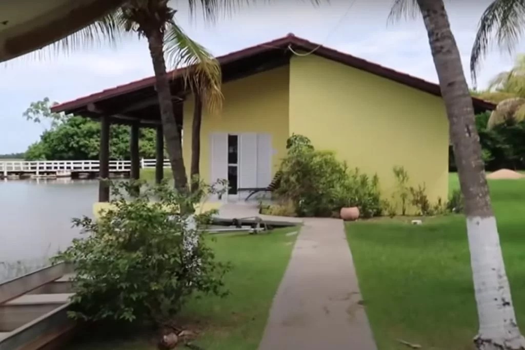 Fazenda do cantor Leonardo possui uma mansão — Foto: Reprodução YouTube