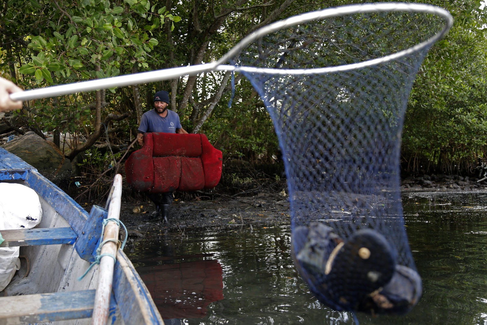 Pescadores participam de economia circular recolhendo lixo de manguezais da Baía de Guanabara, financiados por empresa Italiana — Foto: Custodio Coimbra