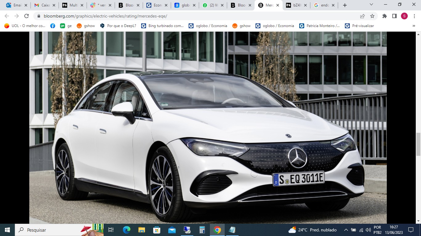 O novo Mercedes Benz EQE é um pouco menor que o EQS, mas oferece uma cabine igualmente silenciosa e muitos dos mesmos detalhes sofisticados, incluindo um painel que é quase inteiramente uma tela sensível ao toque. Preço de partida: R$ 359 mil/Divulgação