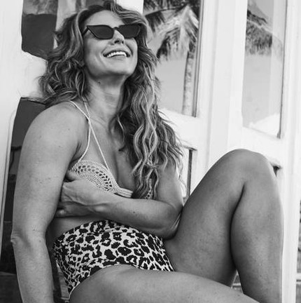 Paolla Oliveira veste óculos Miu Miu, top Lady Brow, hot pants A Role — Foto: Fe Pinheiro / Arquivo