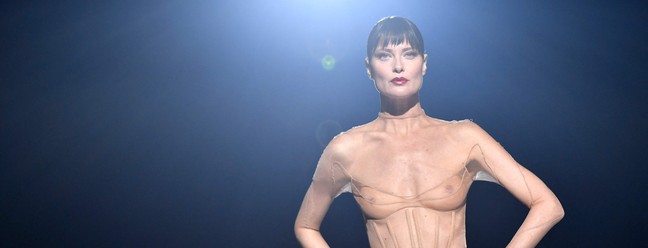 Modelo desfila pela Mugler na Semana de Moda de Alta-Costura Primavera-Verão 2023 em Paris em 26 de janeiro de 2023 — Foto: Julien de Rosa / AFP