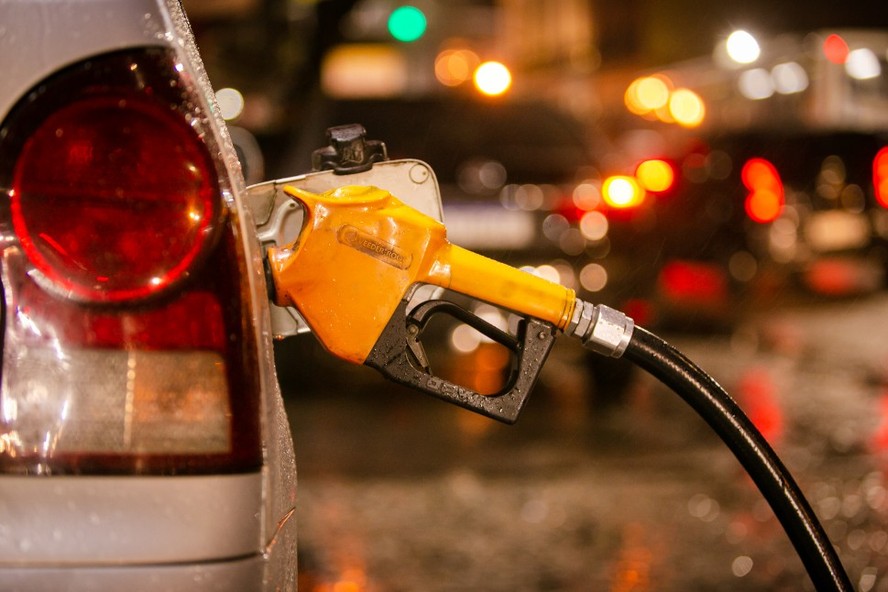 Carro sendo abastecido em posto de gasolina no Rio: dólar e petróleo pressionam custos