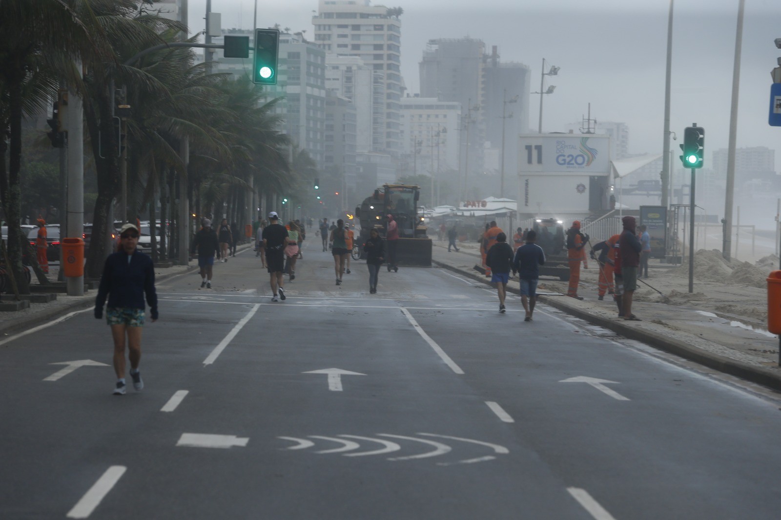 A retirada na areia da  Avenida Delfim Moreira, no Leblon, após ressaca — Foto: Fabiano Rocha/Agência O Globo