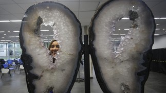 Doações para o Museu Nacional. Renata Baltar, historiadora, com chapas de ágatha e ametista  — Foto: Custodio Coimbra / Agência O Globo