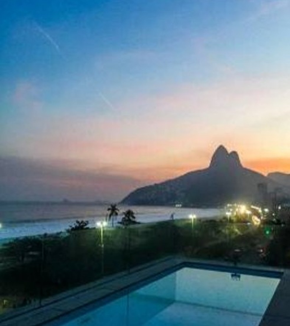 Pôr do sol com vista para o Morro Dois Irmãos, em Ipanema, na Zona Sul do Rio, é um dos privilégios da cobertura  de R$ 77 milhões — Foto: Reprodução