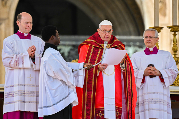 Papa Francisco faz a oração do Angelus no final da missa do Domingo de Ramos