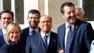 Líder do Irmãos da Itália, Giorgia Meloni, ao lado de seus parceiros de coalizão Silvio Berlusconi (centro) e Matteo Salvini — Foto: Alessia Pierdomenico/Bloomberg