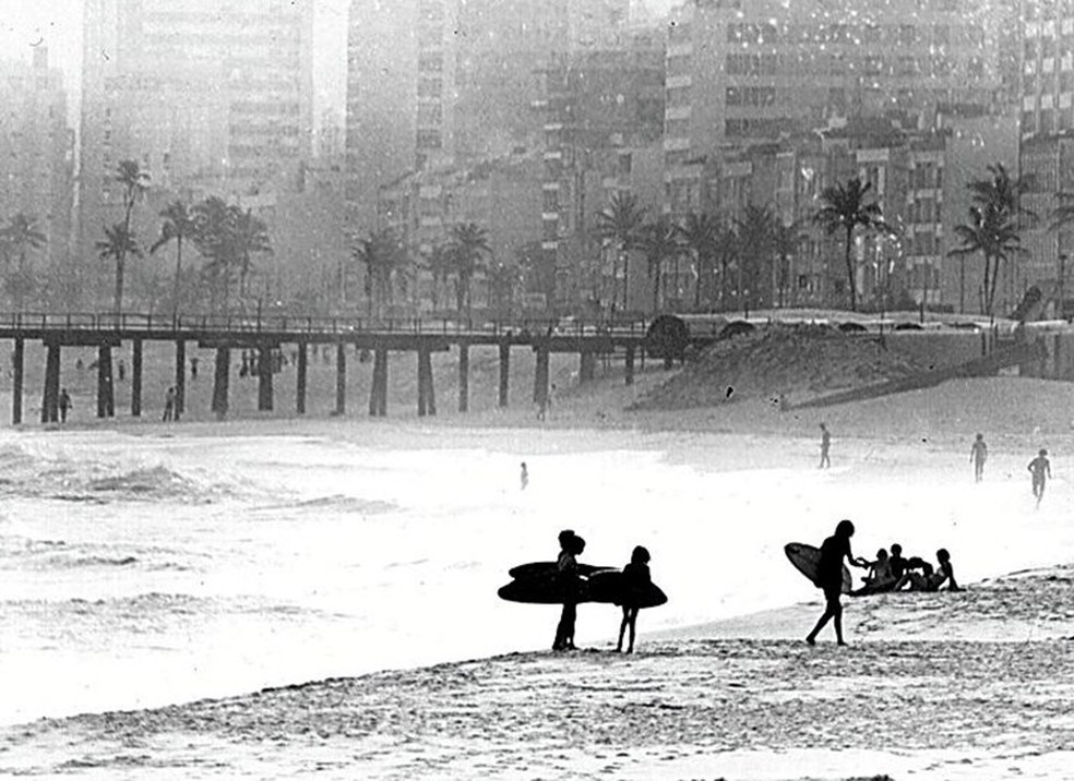 Surfe. Adultos e crianças burlavam a proibição do surfe em Ipanema — Foto: Divulgação