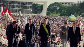 Fernando Henrique Cardoso sobe a rampa do Planalto pela primeira vez como presidente em 1995 — Foto: Roberto Stuckert Filho/Agência O Globo/01-01-1995