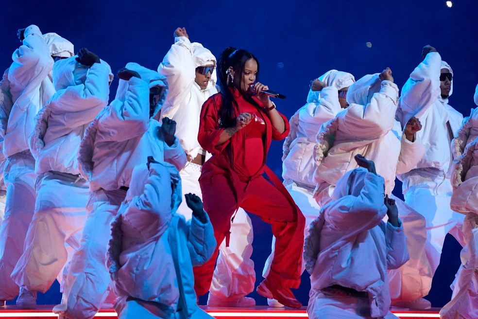 Rihanna se apresenta no intervalo do Super Bowl — Foto: TIMOTHY A. CLARY/AFP