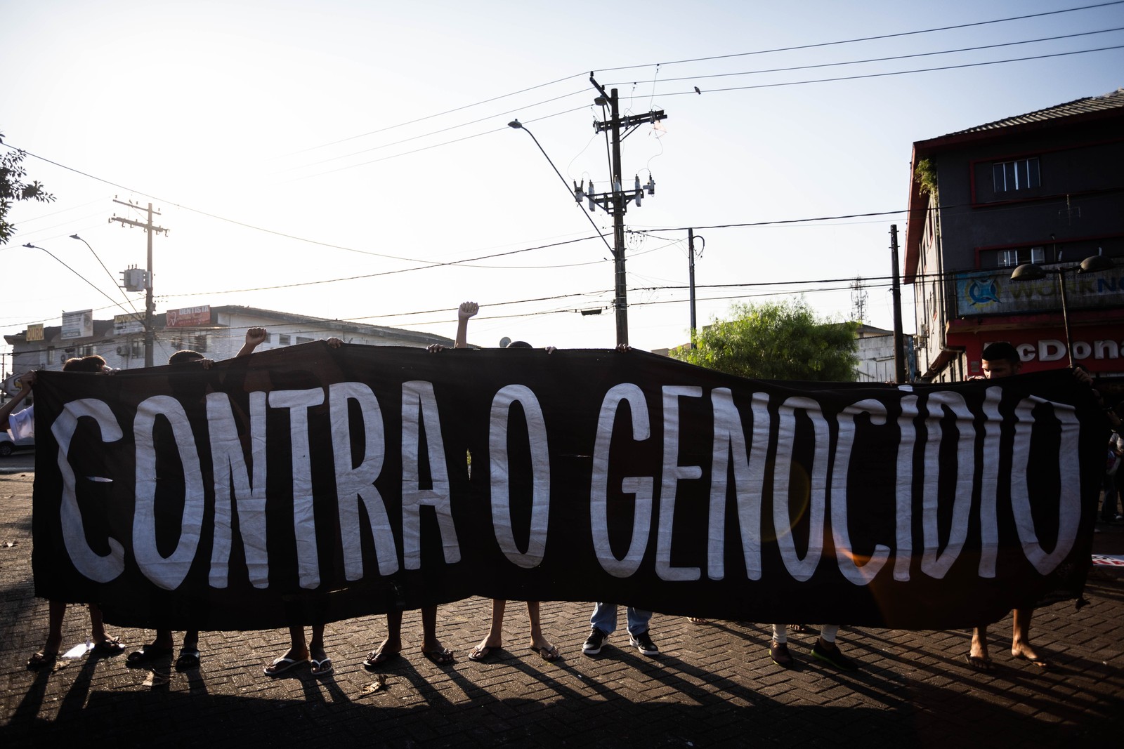 Ato no Guarujá protestou contra Operação Escudo, que já deixou 16 mortos no litoral. — Foto: Maria Isabel Olveira/Agência O Globo