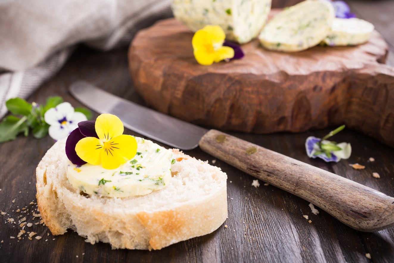 Flores comestíveis aparecem em saladas, lanches, risotos, bolos, biscoitos, drinks e até xaropes — Foto: Divulgação