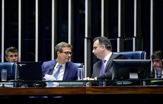 Roberto Campos Neto (esq), e o presidente do Senado, Rodrigo Pacheco, durante audiência em que o presidente do BC falou sobre juros