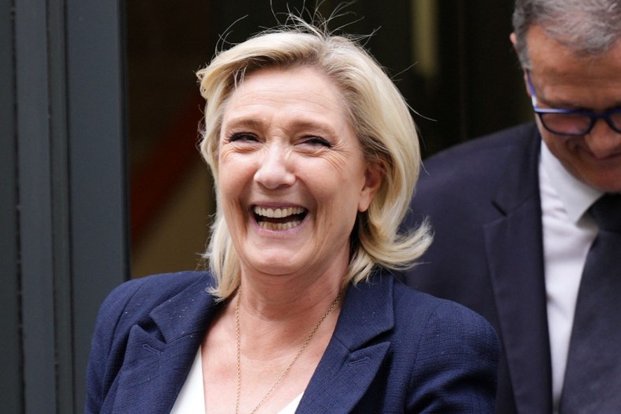 A ultradireitista francesa Marine Le Pen deixando a sede do RN em Paris