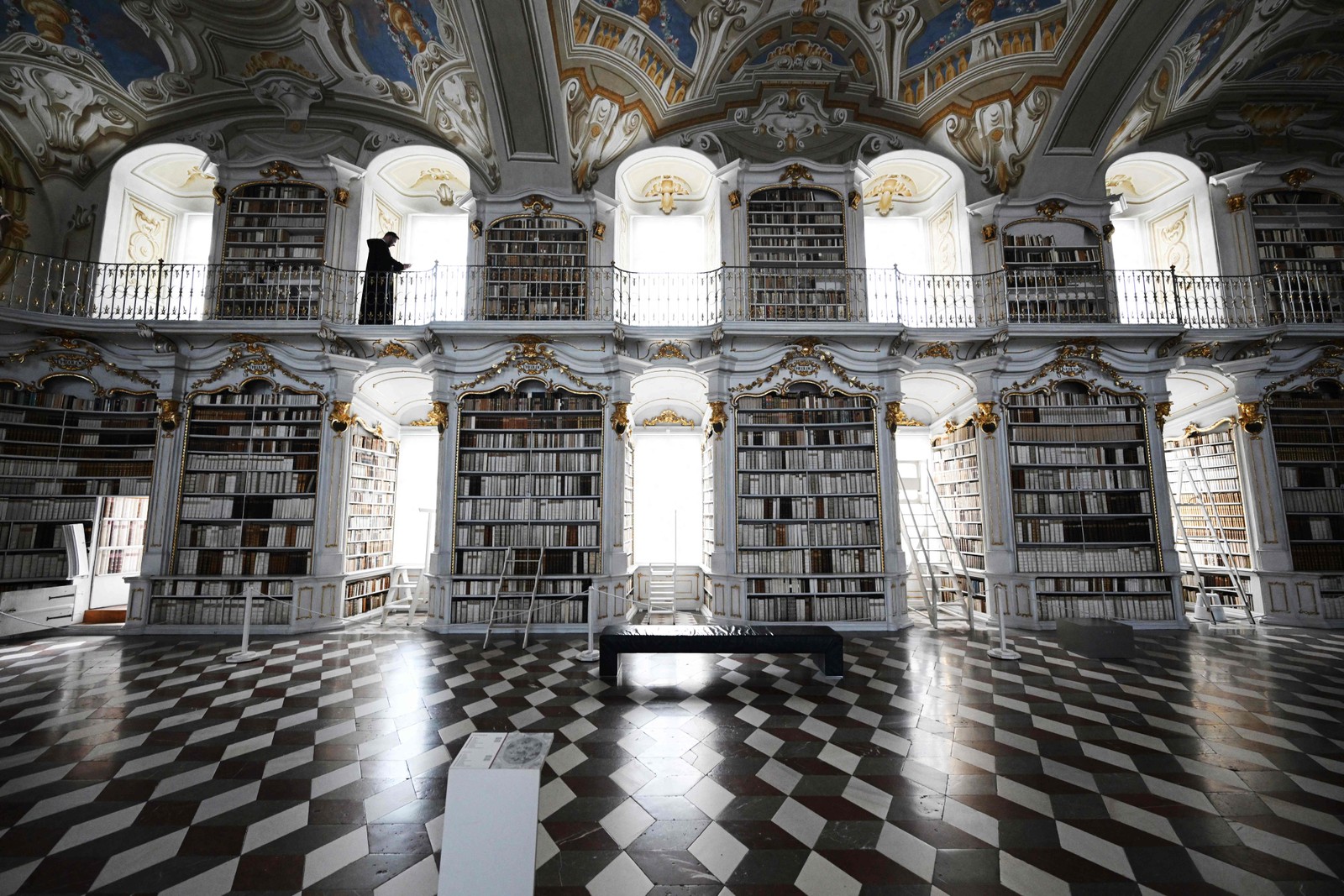 O cenário da biblioteca da Abadia de Admont, na Áustria, com seus afrescos no teto e piso de mármore preto e branco inspira influenciadores digitais de todo o mundo — Foto: Joe Klamar / AFP