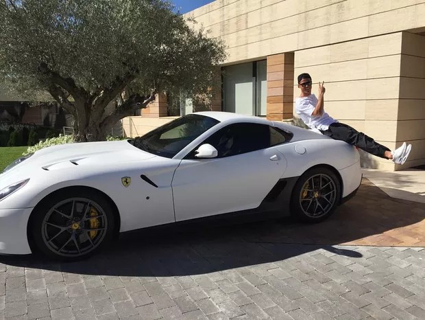 Cristiano Ronaldo coleciona carros de luxo — Foto: Reprodução Instagram