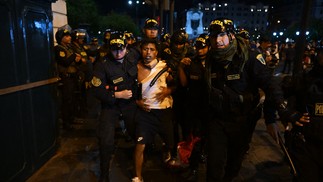 Policiais prendem manifestante durante protesto contra o governo da presidente peruana, Dina Boluarte, em Lima — Foto: ERNESTO BENAVIDES / AFP