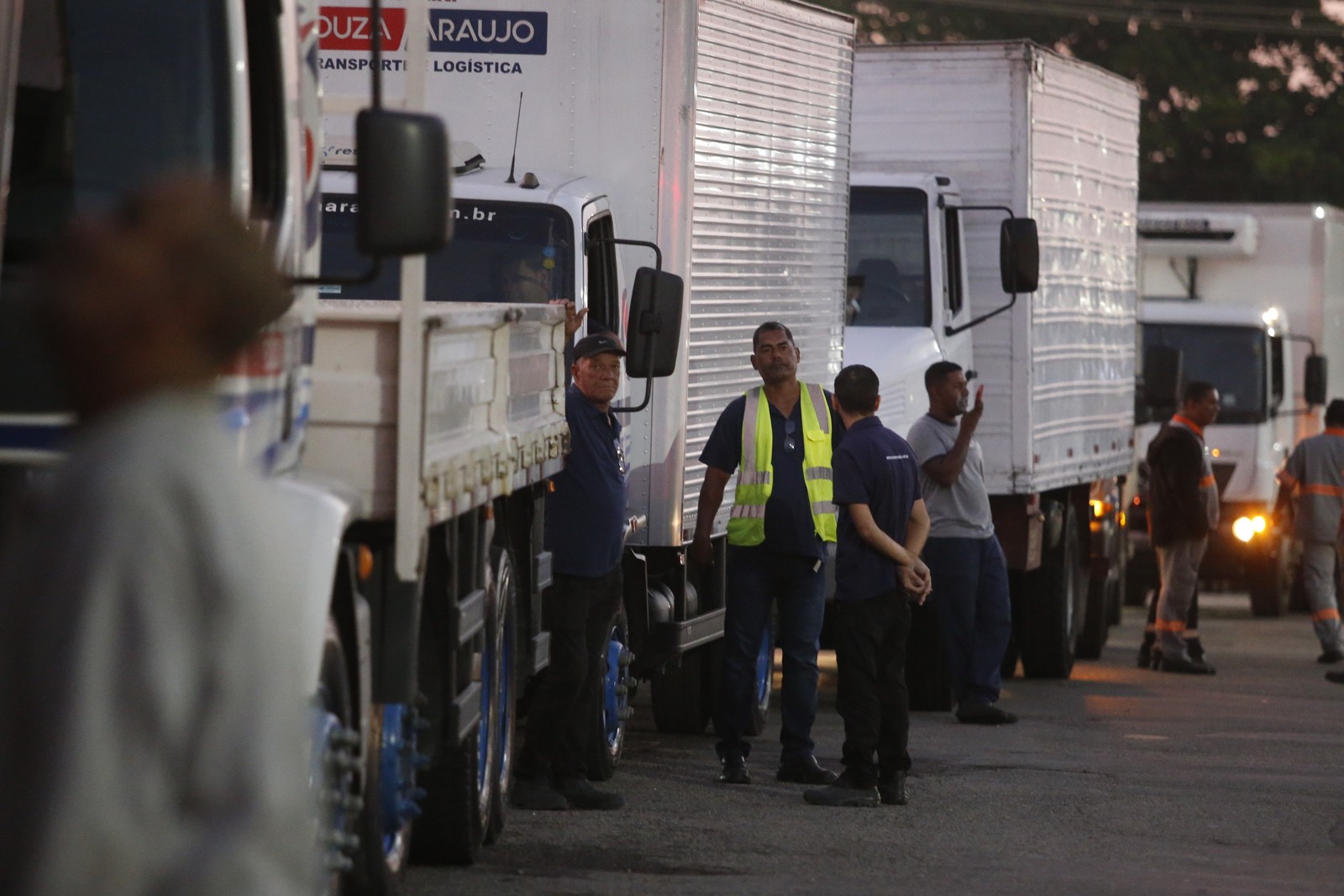 Caminhoneiros durante a concentração para o protesto — Foto: Fabiano Rocha / Agência O Globo