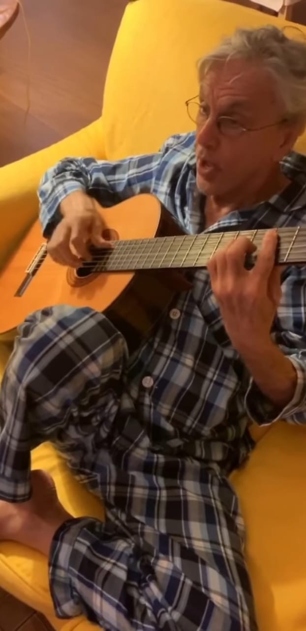 No início da quarentena, Caetano publicou rotina intima na internet, com direito a momentos de tocar violão de pijama Reprodução — Foto: Reprodução