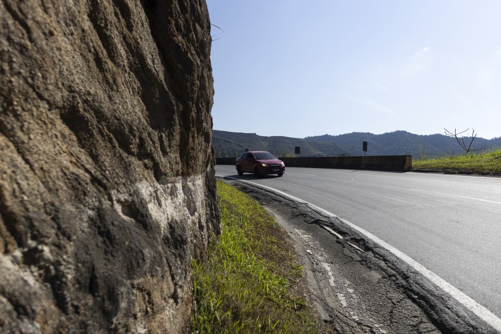 Atual pista de descida da Serra das Araras será inutilizada após as obras de duplicação; trecho é marcado por curvas acentuadas e acidentes — Foto: Márcia Foletto