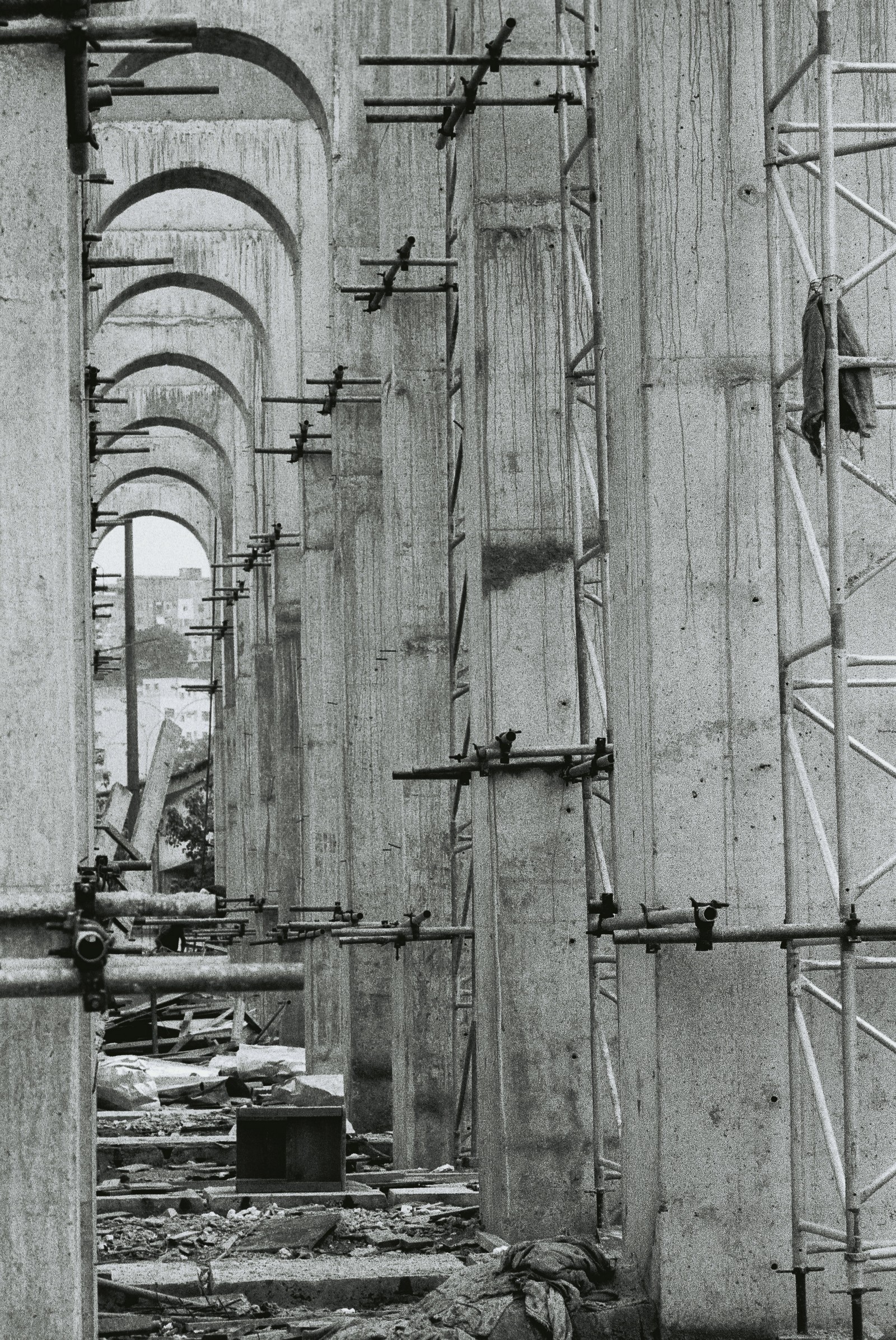 Obras de construção do Sambódromo entre outubro de 1983 e fevereiro de 1984 — Foto: Renato Velasco