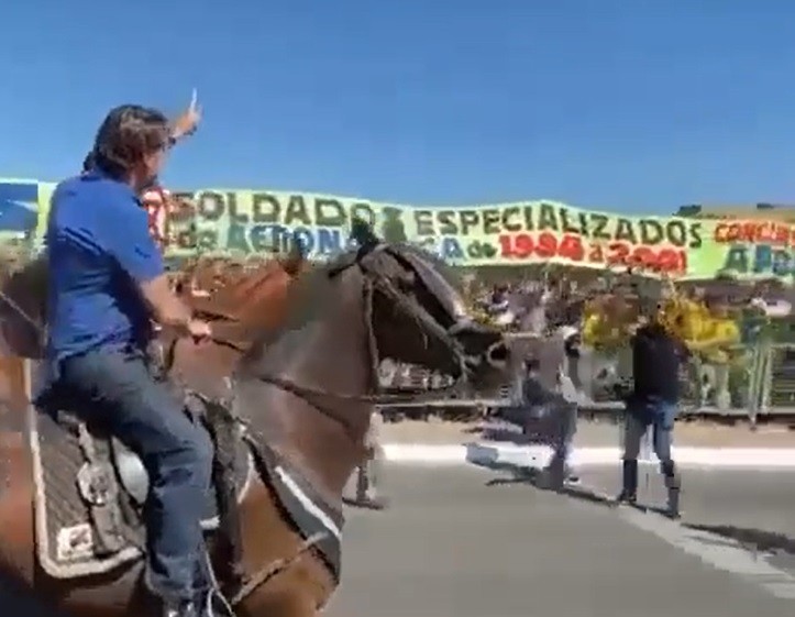 31/05/2020 - Bolsonaro sobrevoou, em helicóptero com camuflagem militar e ao lado do ministro da Defesa, e depois andou a cavalo diante de manifestação antidemocrática em Brasília — Foto: Reprodução