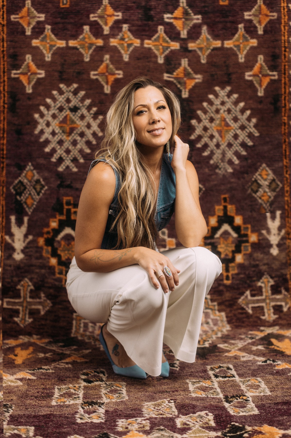 Colbie Caillat em 2023, aos 38 anos, celebrando os 16 anos de carreira — Foto: Divulgação/Patrick Tracy