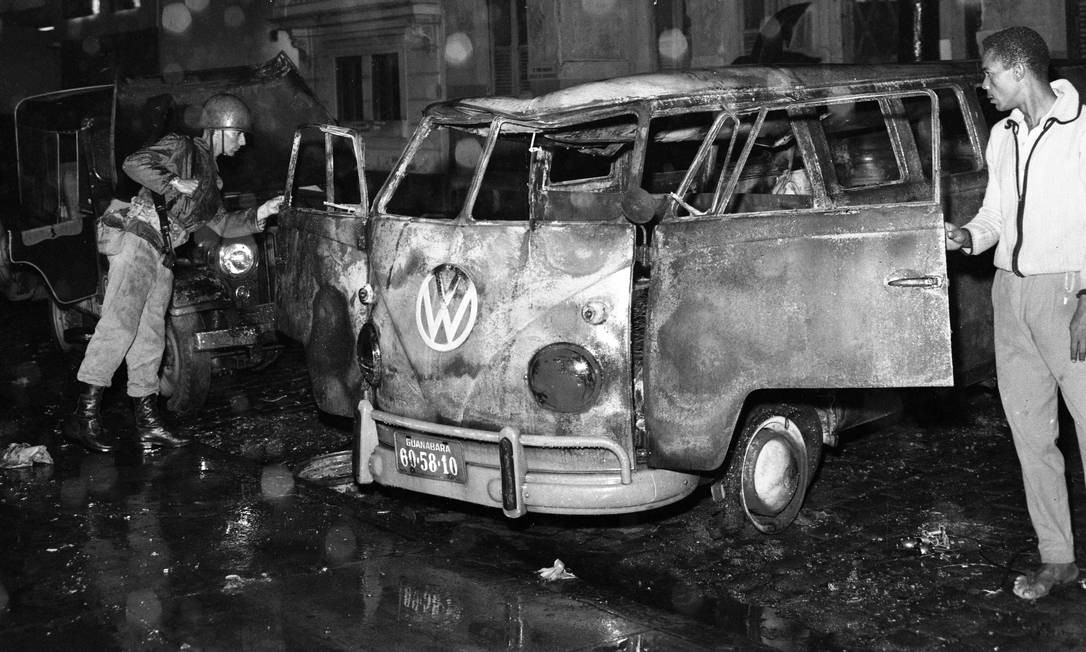 Kombi e jipe do jornal Última Hora depredados durante manifestação em 1º de abril de 1964 — Foto: Agência O Globo