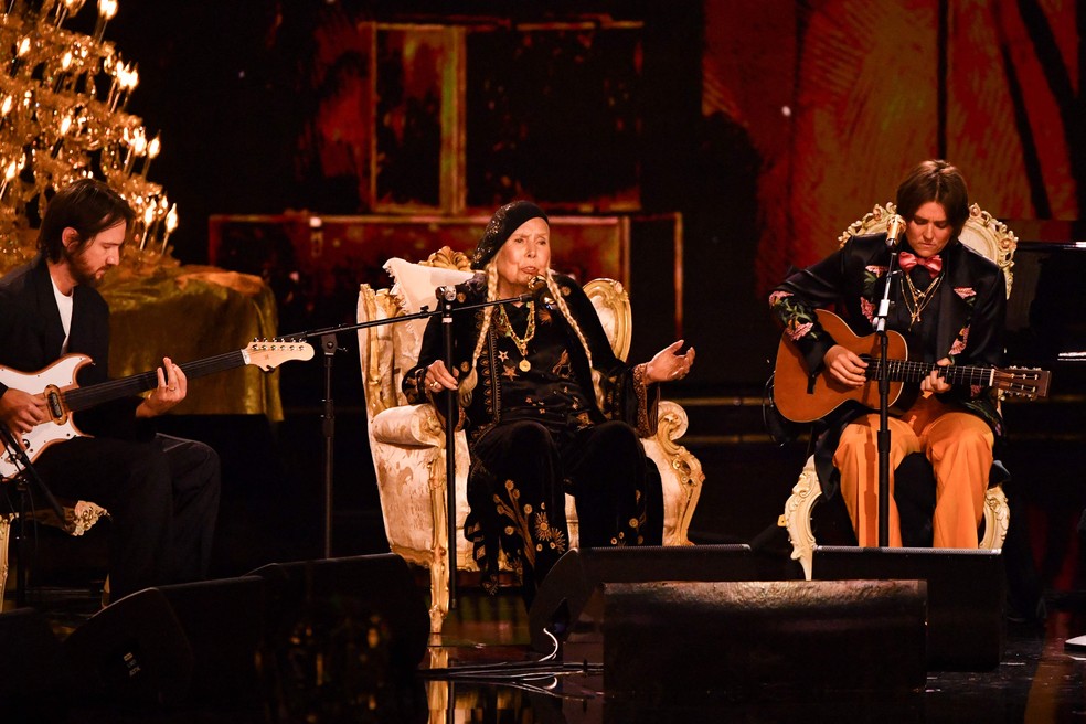 Joni Mitchell no palco do Grammy 2024 — Foto: VALERIE MACON/AFP