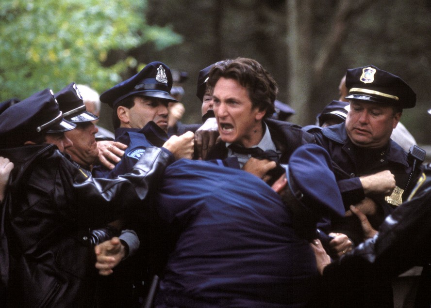 Sean Penn em cena de 'Sobre meninos e lobos', oscarizada adaptação de Clint Eastwood para romance de Dennis Lehane