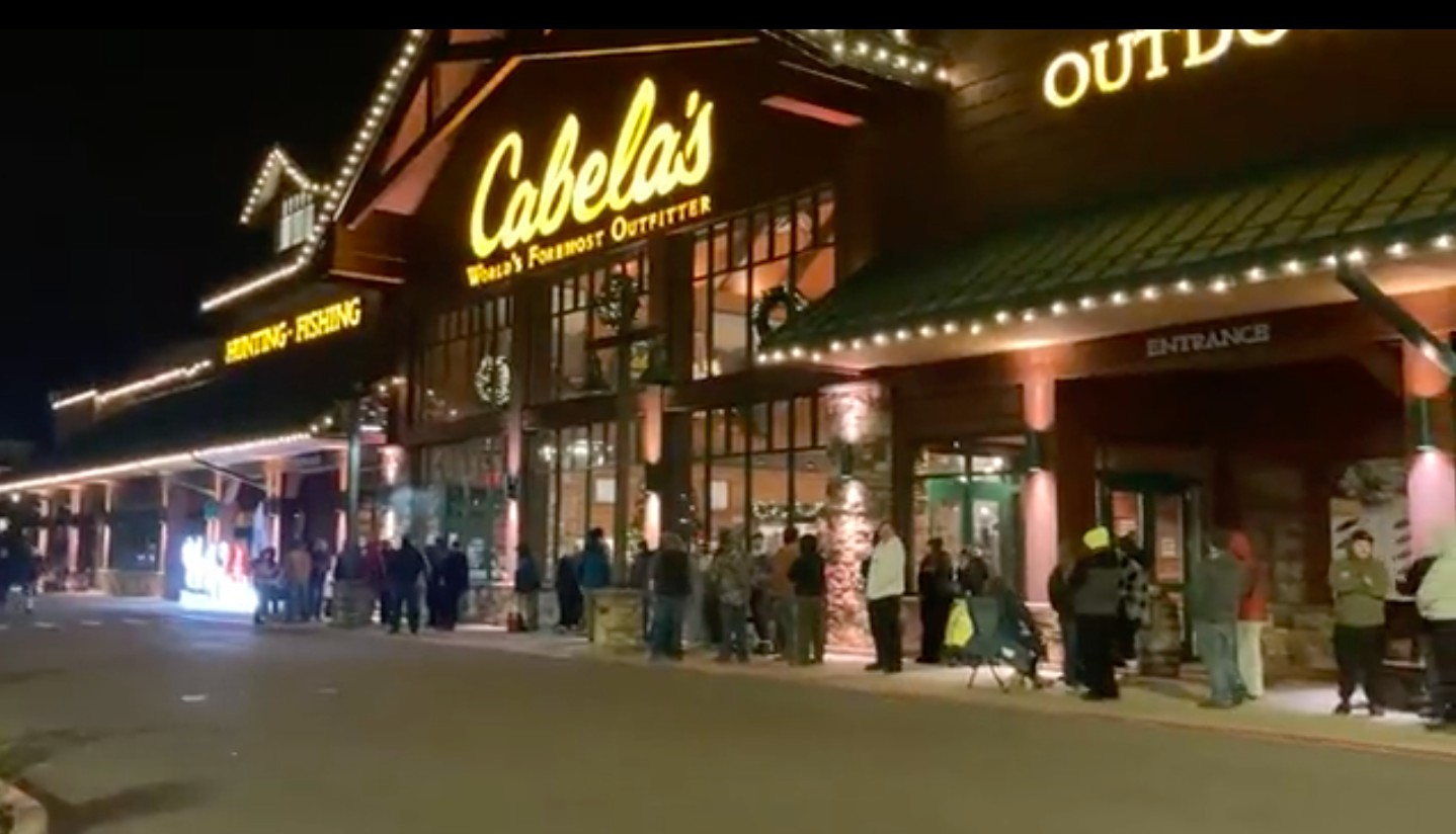 Loja de varejo Cabela's, em Oregon (EUA), forma filas desde a madrugada — Foto: Reprodução/Twitter