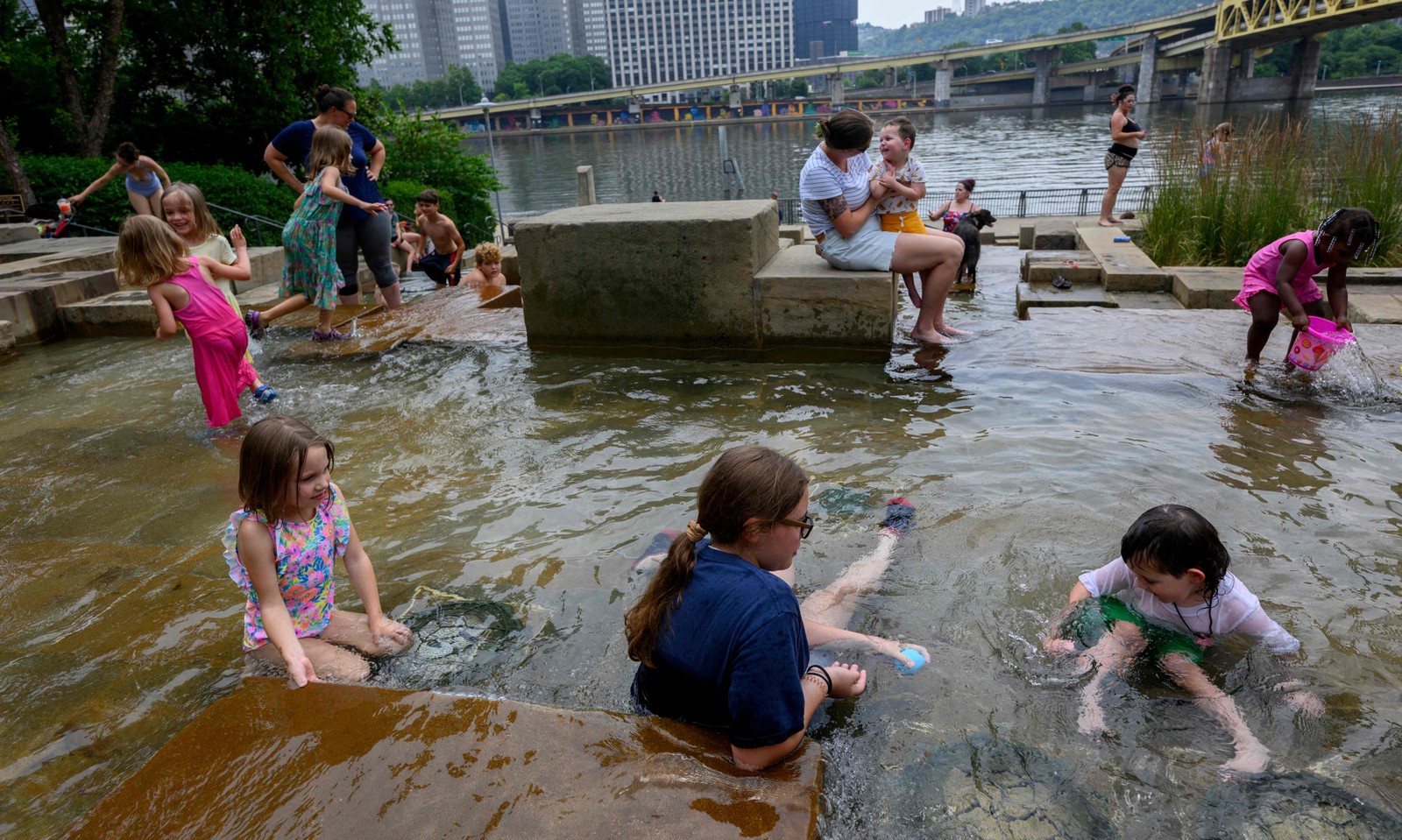 Pessoas lotam os Water Steps no Riverfront Park ao longo do rio Allegheny  em Pittsburgh, Pensilvânia. O Serviço Meteorológico Nacional emitiu um alerta de calor excessivo para grande parte do Centro-Oeste dos Estados Unidos. — Foto: Jeff Swensen/Getty Images/AFP