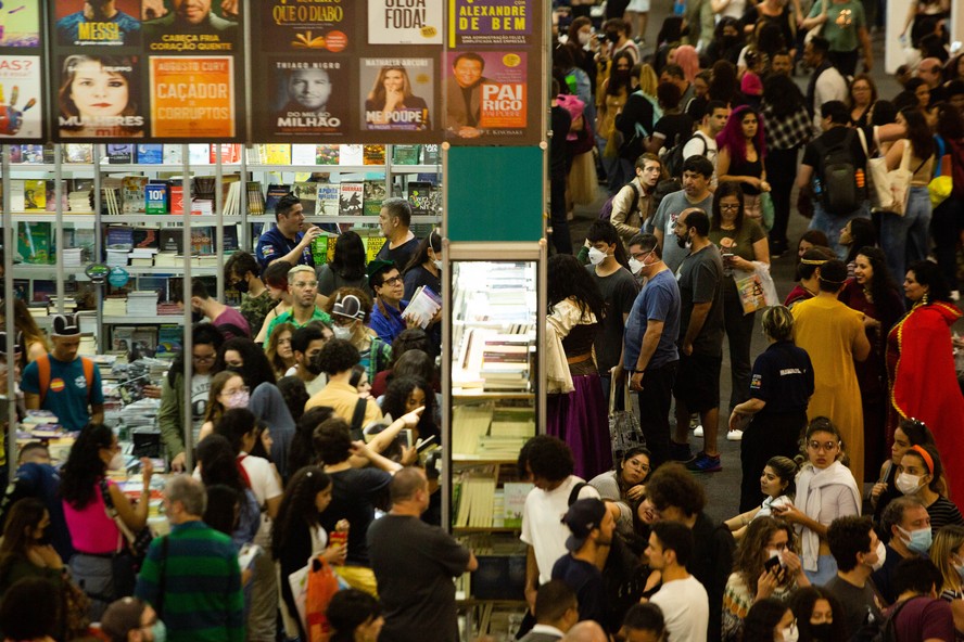 Aglomeração de leitores durante a 26ª Bienal Internacional do Livro de São Paulo