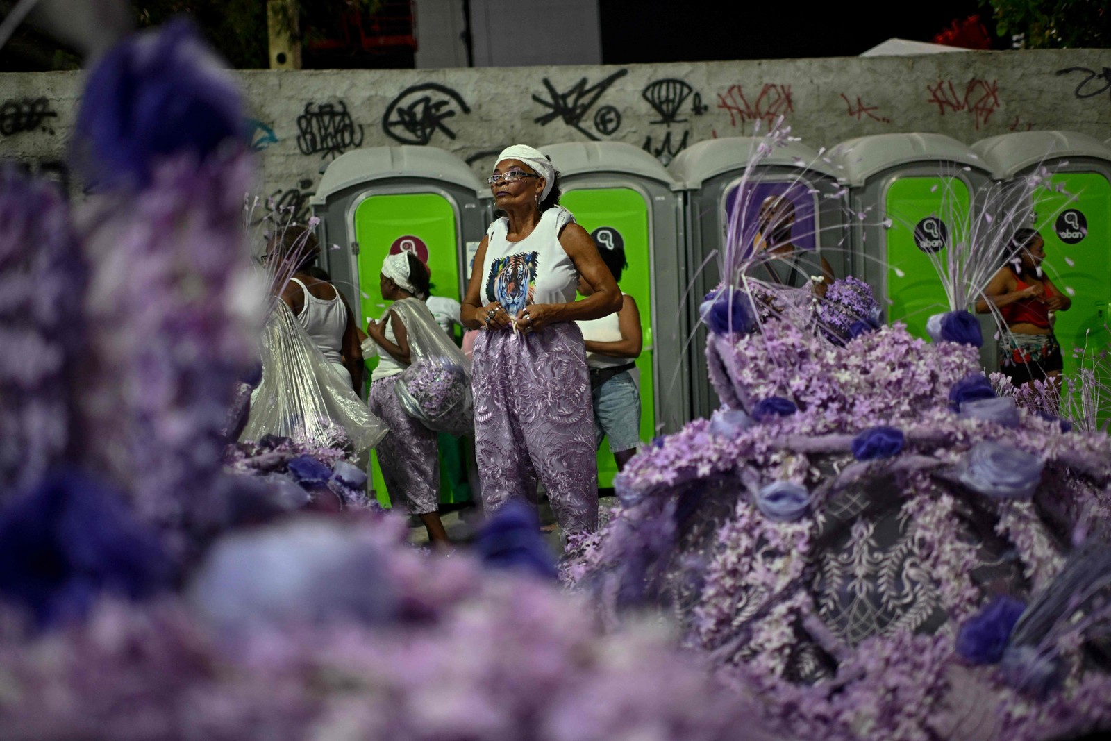 Integrantes da Porto da Pedra vestem suas fantasias antes do desfile nesta noite de domingo — Foto: Mauro Pimentel / AFP