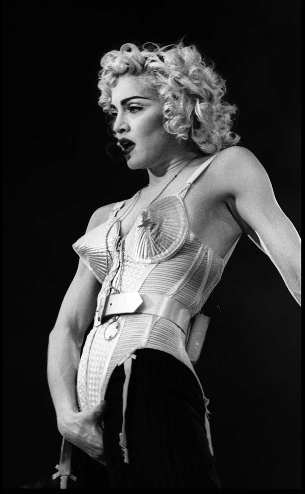 Simulando masturbação em Londres, na Blond Ambition Tour — Foto: Reprodução