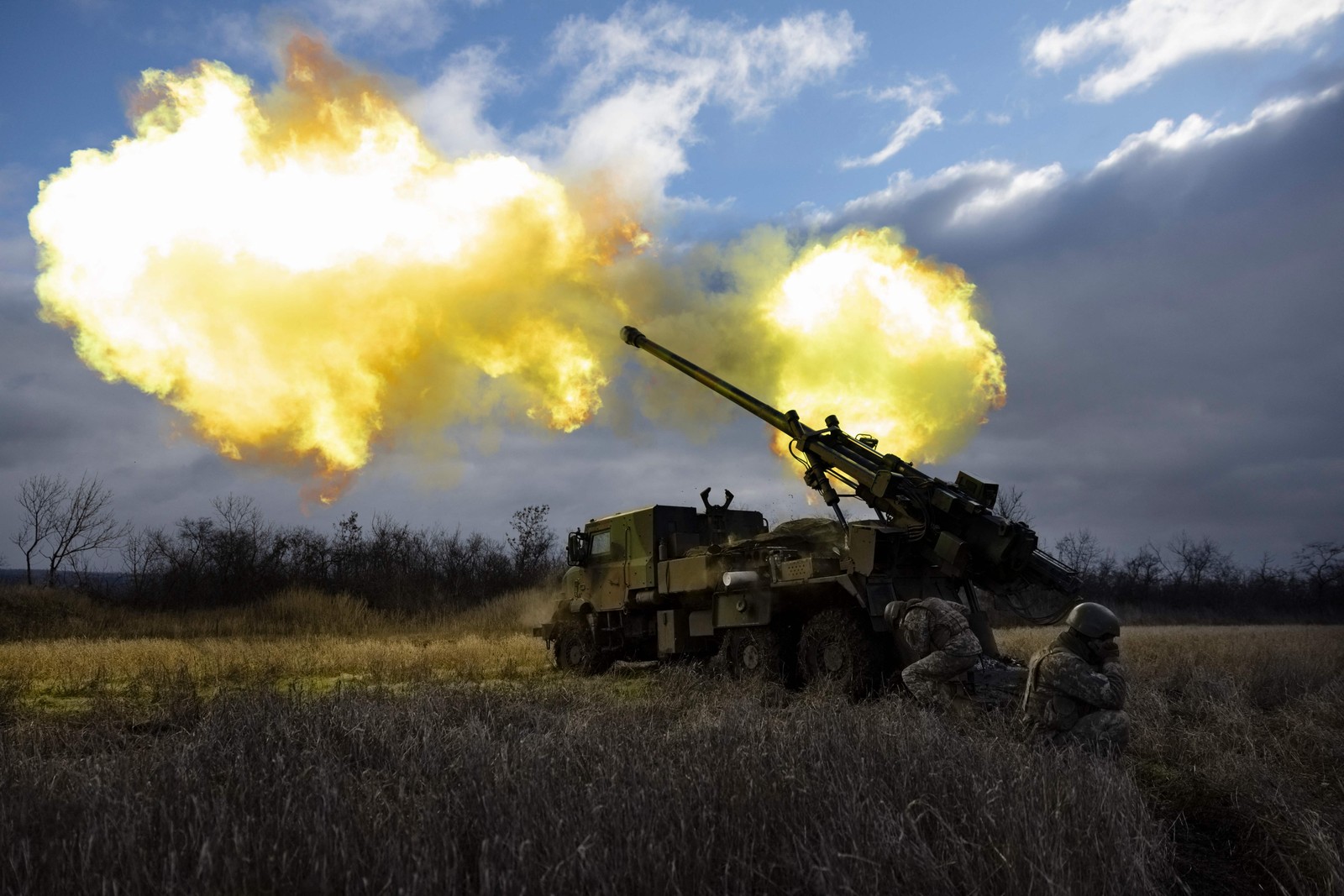 Militares ucranianos disparam com um obus automotor CAESAR em direção a posições russas no leste da Ucrânia — Foto: SAMEER AL-DOUMY/AFP