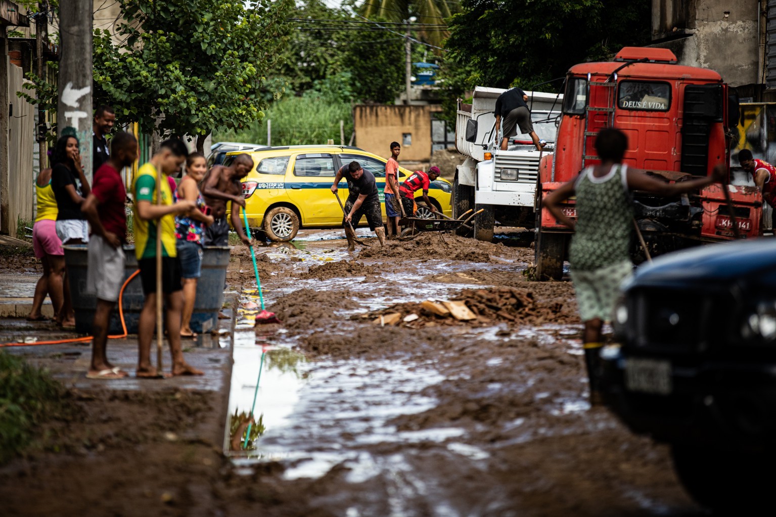 Nova Iguaçu foi atingida por chuva forte na noite desta quarta. — Foto: Hermes de Paula / Agência O Globo