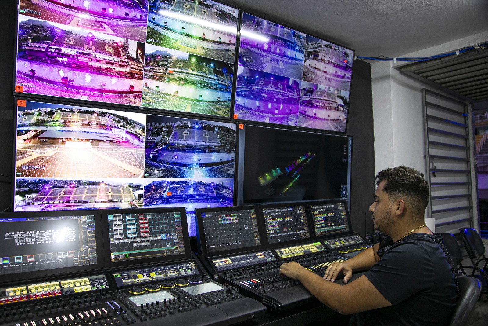 Sala de comando das luzes da Sapucaí tem duas mesas de controle, além de imagens em tempo real da Avenida e projeção 3D da apresentação — Foto: Guito Moreto