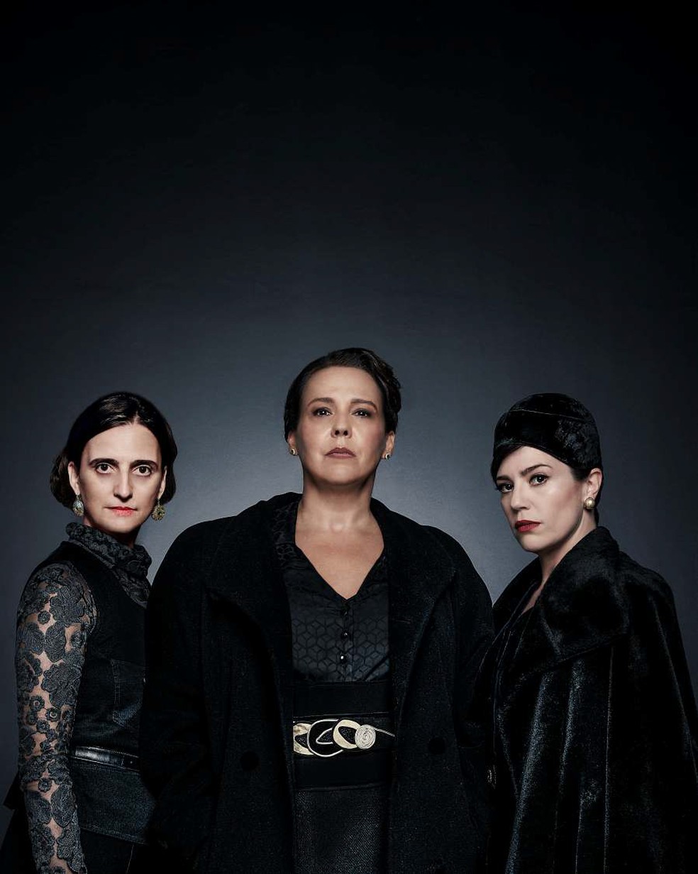 Da esquerda para a direita, Kika Kalache, Ana Beatriz Nogueira e Natalia Lage, em cena da peça 'Sra. Klein' — Foto: Lucio Luna/Divulgação