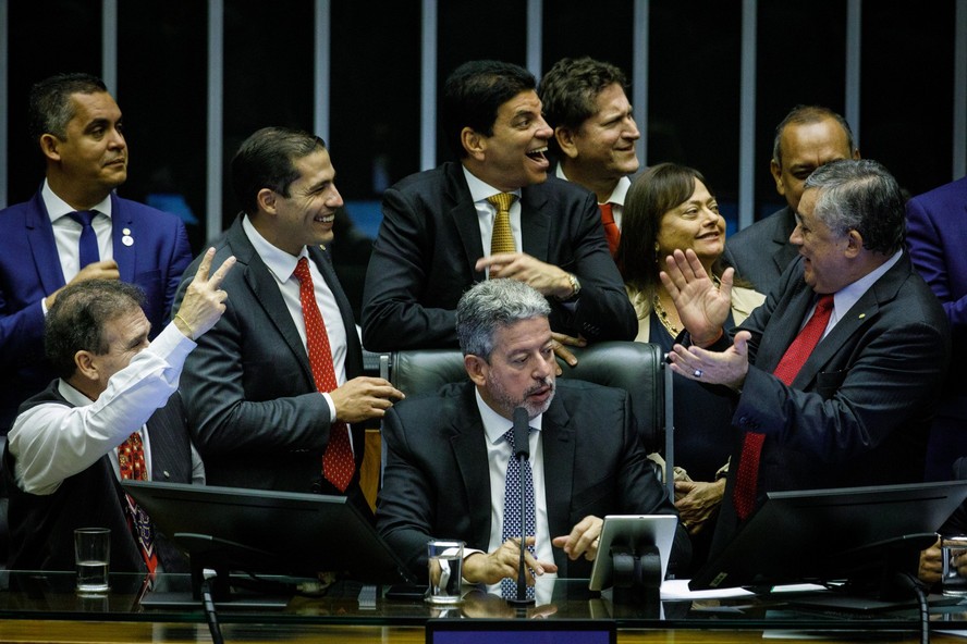 Deputados comemoram a aprovação do texto principal do arcabouço fiscal