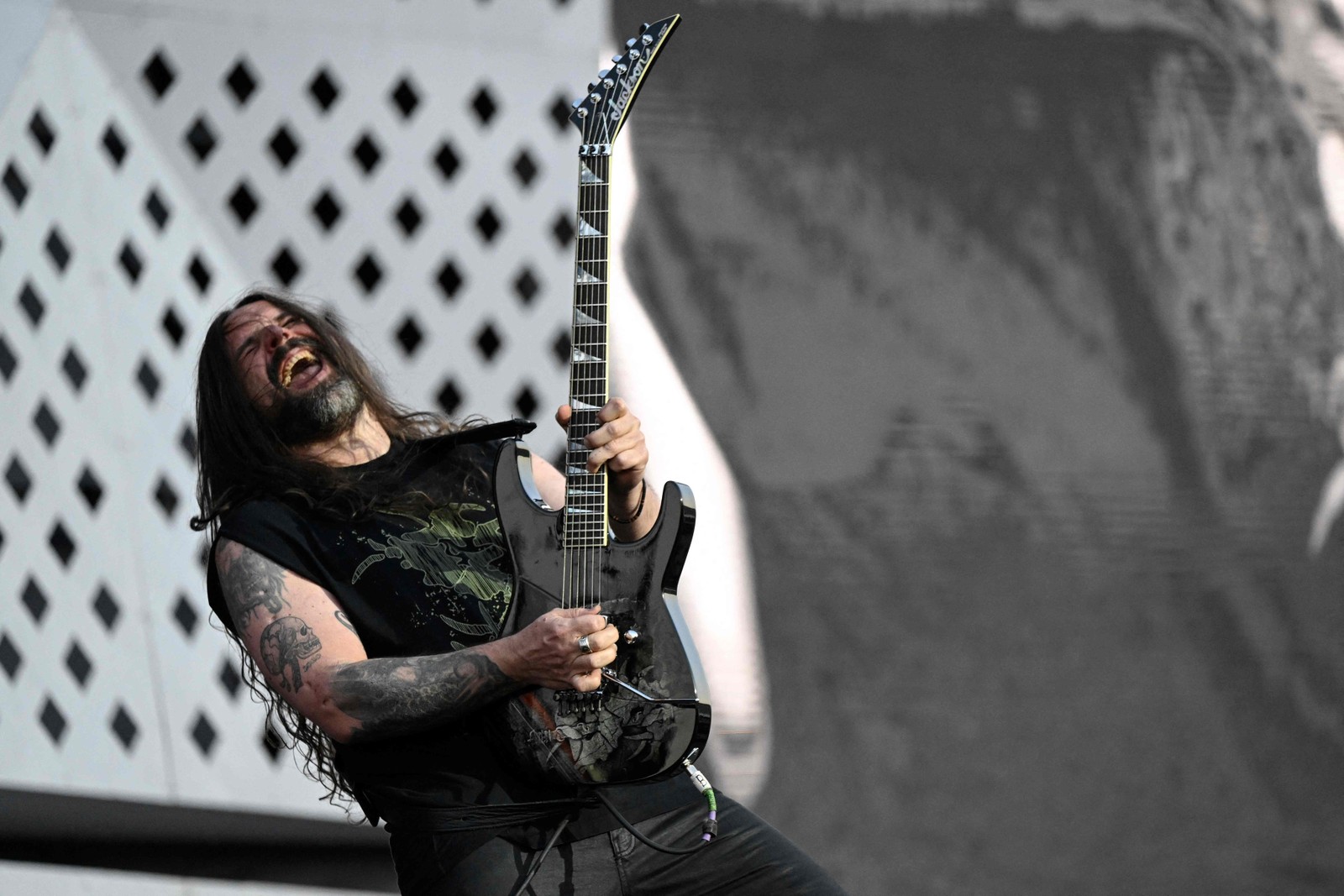 O guitarrista do Sepultura, Andreas Kisser, durante o show com a Orquestra Sinfônica Brasileira — Foto: Mauro Pimentel/AFP