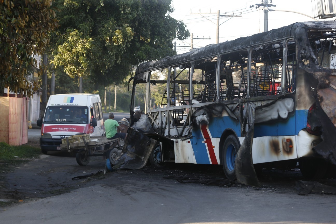 Ônibus incendiado em Pedra de Guaratiba um dia após os ataques no Rio. — Foto: Fabiano Rocha / Agência O Globo