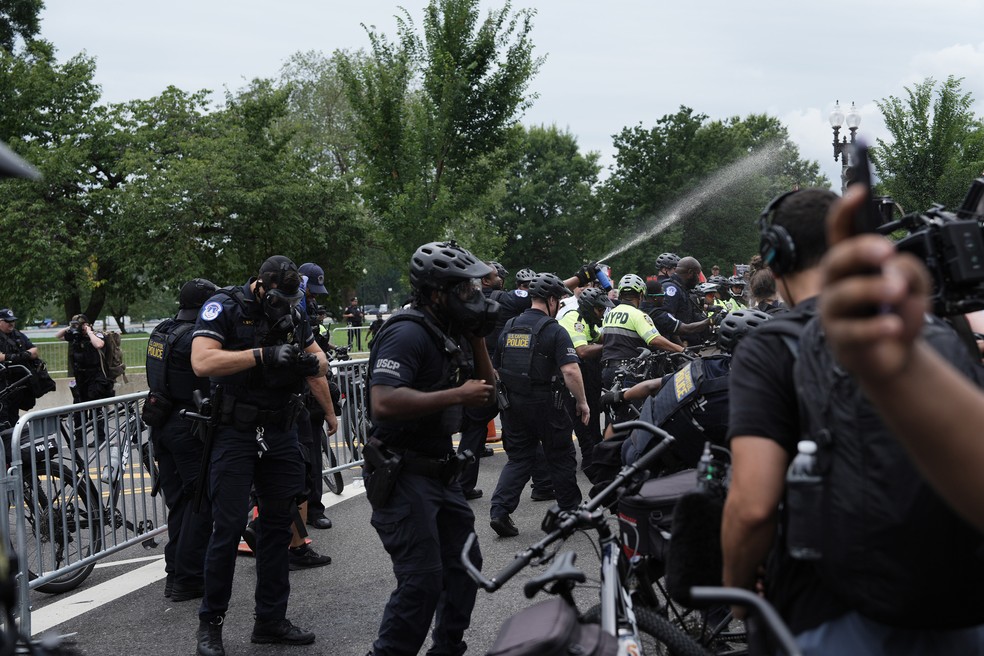 Policiais entram em confronto com manifestantes pró-Palestina reunidos perto do Capitólio dos EUA em Washington antes do discurso do premier de Israel, Benjamin Netanyahu — Foto: Eric Lee/The New York Times