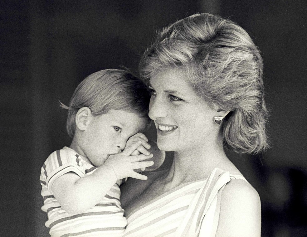 Princesa Diana com Harry, o seu segundo filho — Foto: REUTERS