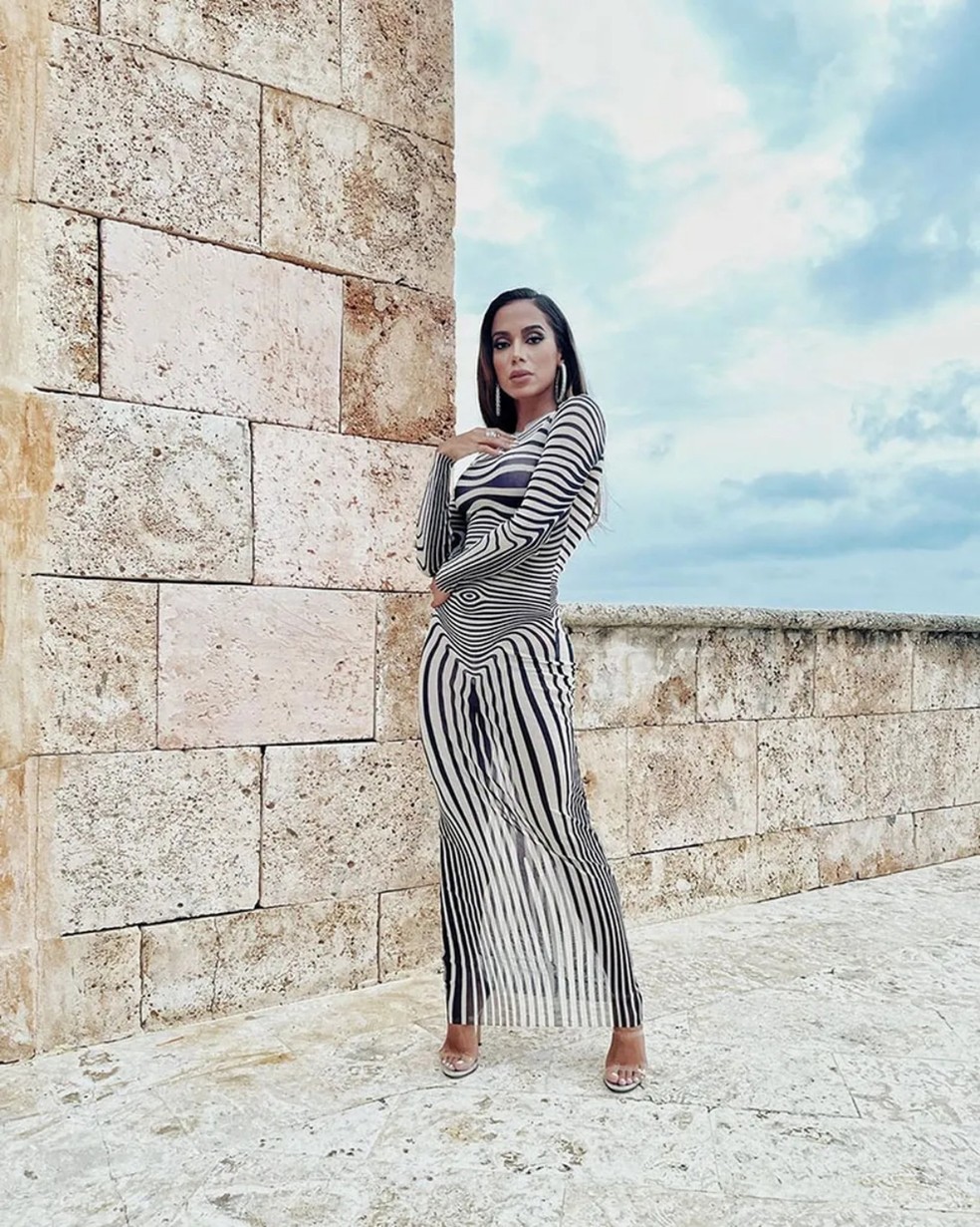 Anitta usou vestido do estilista Jean Paul Gaultier no Heat Latin Music Awards 2021 — Foto: Reprodução Instagram