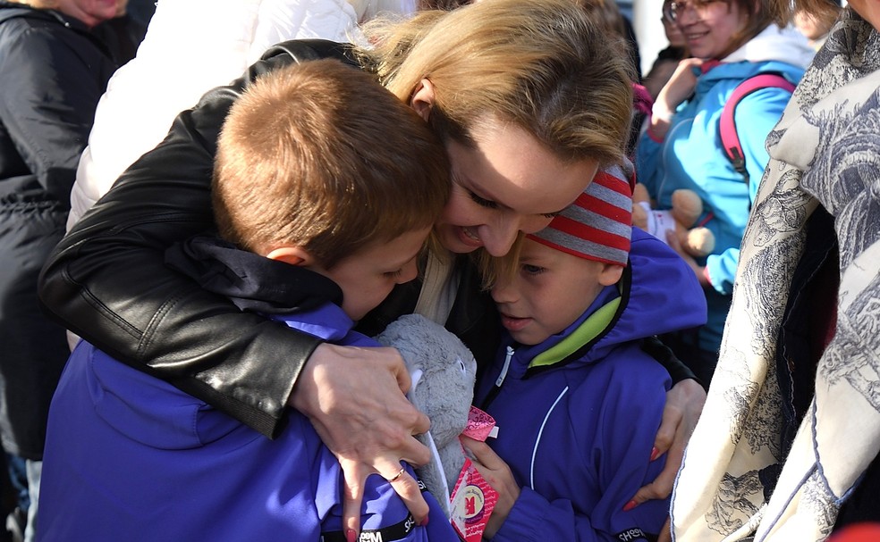 Maria Lvova-Belova abraça crianças supostamente órfãs de Donbass postas sob os cuidados de famílias adotivas na Rússia — Foto: Serviço de Imprensa da Comissária Presidencial para os Direitos da Criança da Rússia/Reprodução