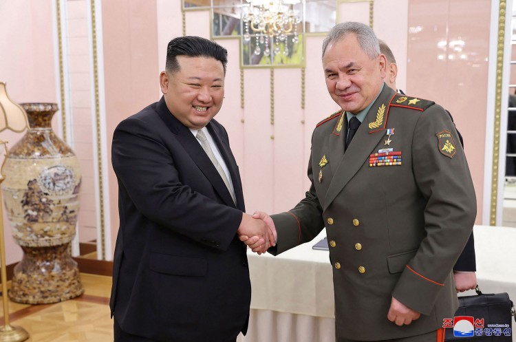 Kim Jong-Un mostra armamentos norte-coreanos ao ministro da Defesa da Rússia, Sergei Shoigu — Foto: KCNA VIA KNS / AFP