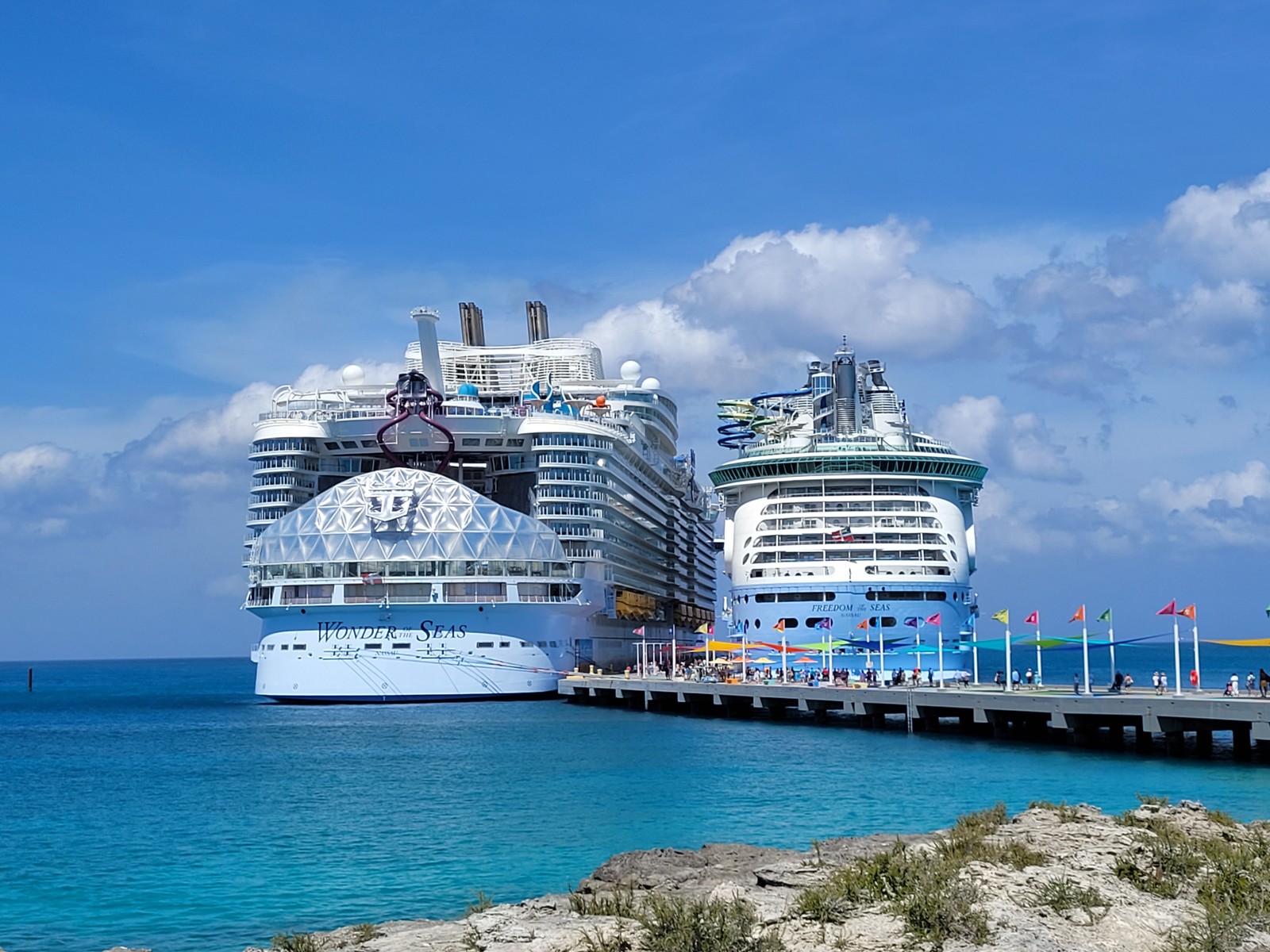 Comparação do Wonder of the Seas, o maior navio de cruzeiros do mundo (à esquerda) com o Freedom of the Seas (direita), também da Royal Caribbean  — Foto: Eduardo Maia / O Globo