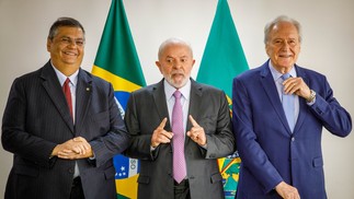 O presidente Luiz Inácio Lula da Silva anuncia o ministro aposentado do Supremo Tribunal Federal (STF) Ricardo Lewandowski no MInistério da Justiça. O atual mininistro, Flávio Dino, também está na foto — Foto: Brenno Carvalho/Agência O Globo